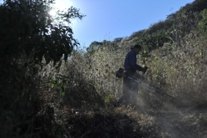 Brindan mantenimiento al camino que lleva al Cerro del Curutarán en Jacona