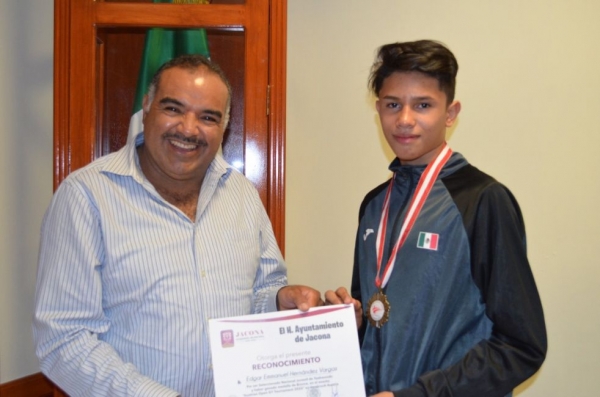 El Alcalde Isidoro Mosqueda Estrada recibió al destacado artemarcialista Edgar Emmanuel Hernández Vargas