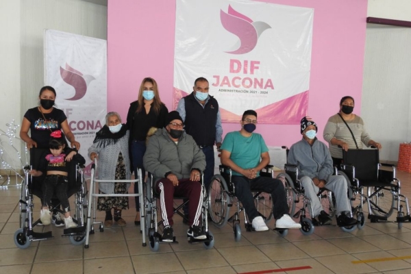 El alcalde Isidoro Mosqueda y la señora Angélica Luna Presidenta del Sistema DIF, hicieron entrega de aparatos funcionales a ciudadanos con discapacidad